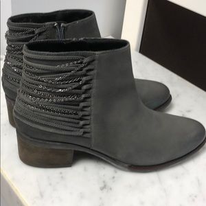 STEVE MADDEN SIZE 10 GREY BOOTIES W CHAIN DETAIL